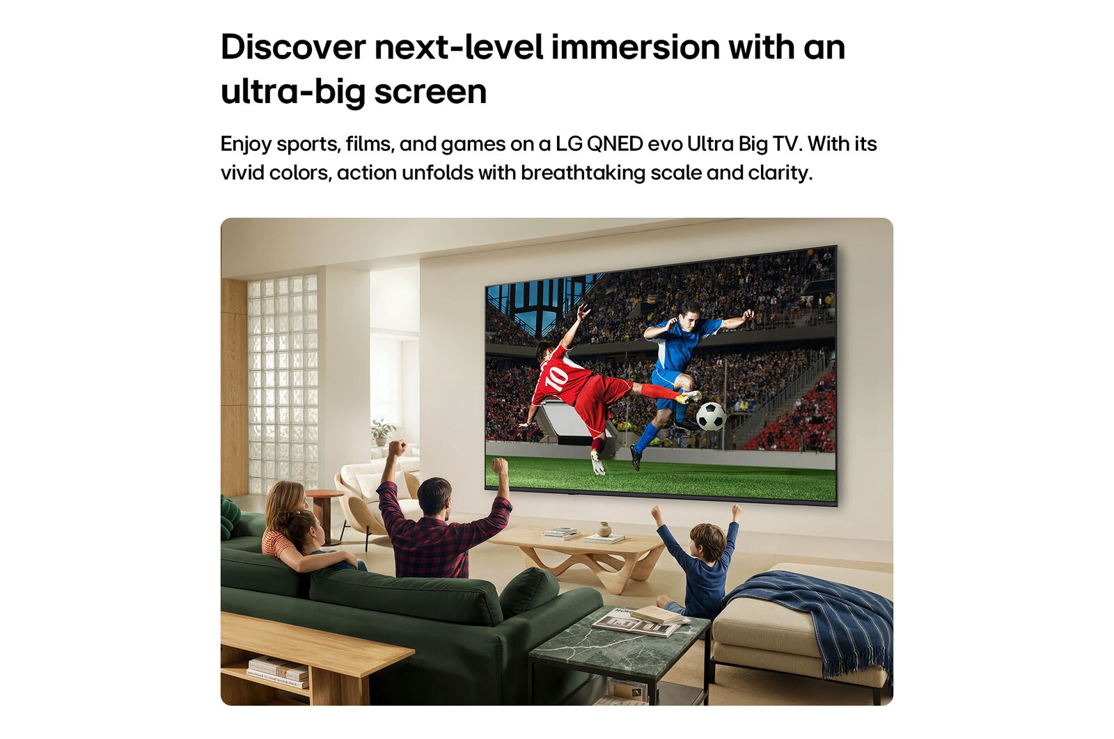 De LG QNED AI QNED70 Mini LED ultragrote tv hangt aan de muur in een lichte woonkamer en laat een spannend voetbalmoment zien, met levendige kleuren en een geweldige beeldkwaliteit op een groot scherm, terwijl een gezin op verschillende banken zit en samen juicht.